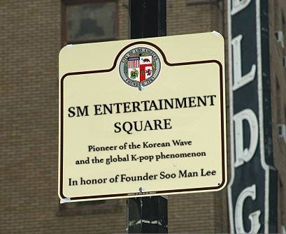 ▲▼洛杉磯街區命名為「SM娛樂廣場」（SM Entertainment Square）。（圖／翻攝自韓網）