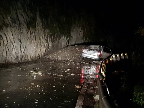 ▲▼颱風夜落石砸車險墜谷2人撿回一命 南橫台東海端段中斷。（圖／翻攝自重機車友▕ 各區路況、天氣回報中心）