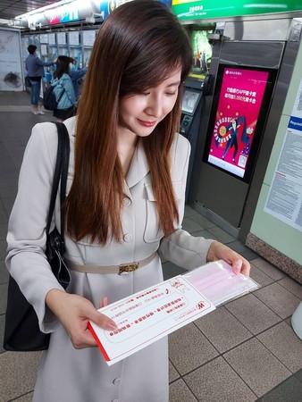 北捷表示，自11月10日起，在台北車站等82站衛生用品自動販賣機，將隨機販售彩色醫用口罩。（台北捷運公司提供）