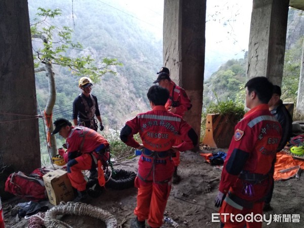 ▲▼騎士詭闖台中中橫公路未開放路段，撞傷2管制人員狂飆22km，跳下百米深懸崖消失。（圖／民眾提供）