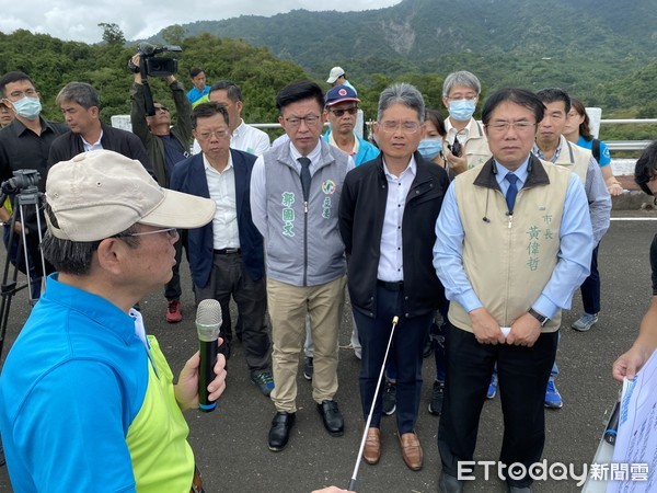 ▲水利署署長賴建信與台南市長黃偉哲，一同前往南化水庫關切水情，水利署並向黃偉哲市長說明因應枯旱的超前部署策略。（圖／記者林悅翻攝，下同）