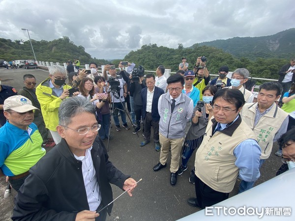 ▲水利署署長賴建信與台南市長黃偉哲，一同前往南化水庫關切水情，水利署並向黃偉哲市長說明因應枯旱的超前部署策略。（圖／記者林悅翻攝，下同）