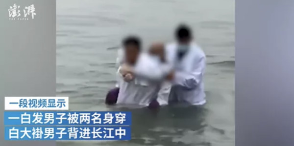 ▲▼湖北一名男子被壓進長江，外傳是為了治療肺癌。（圖／翻攝澎湃新聞）