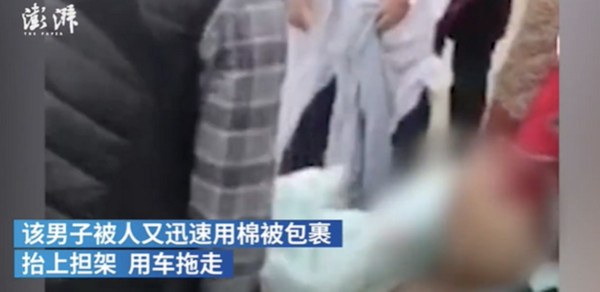 ▲▼湖北一名男子被壓進長江，外傳是為了治療肺癌。（圖／翻攝澎湃新聞）