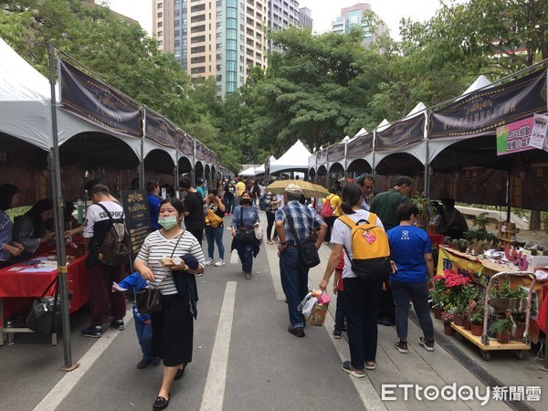 ▲▼勞動部在台中草悟道行銷培力計劃成果，勞動力發展署長施貞仰（右）也到場關心。（圖／記者鄧木卿攝）