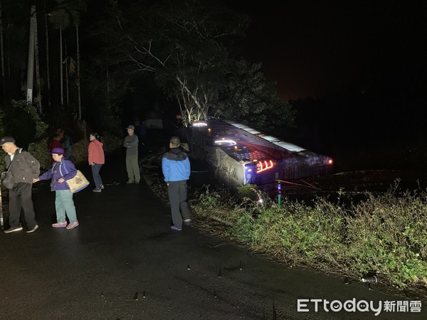 ▲▼苗栗夜間連2車禍！遊覽車邊坡翻覆、猛撞進香團　9人送醫。（圖／記者陳凱力翻攝）