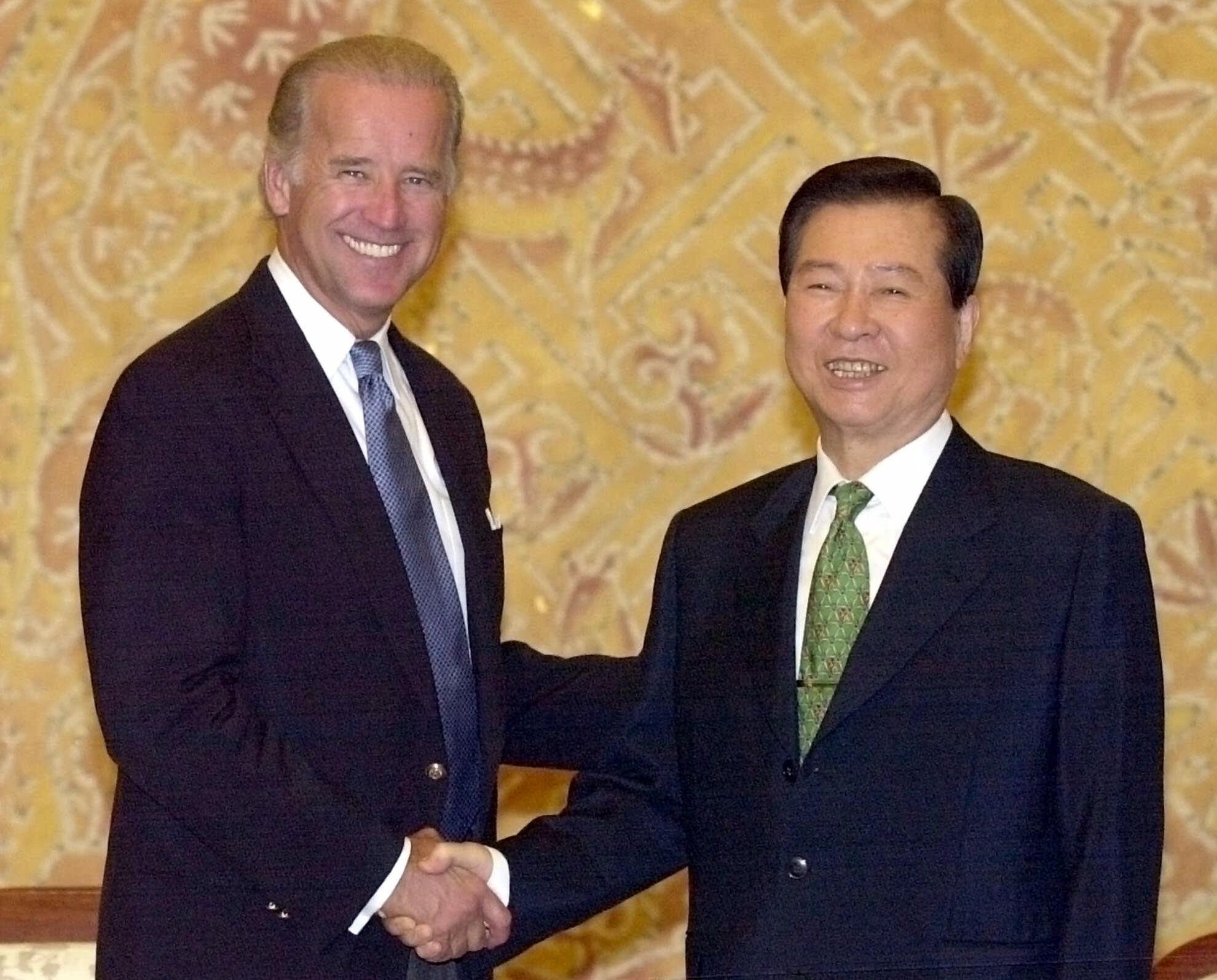 ▲▼拜登2001年8月曾以參議院外交委員會主席訪韓，拜會時任南韓總統金大中。（圖／達志影像／美聯社）