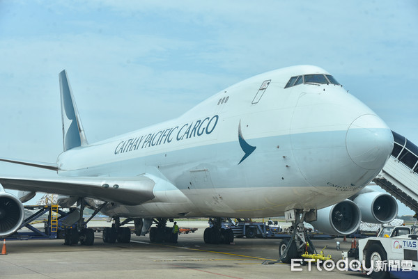 ▲▼國泰航空,航空業,貨機,航空貨運,航運,Cathay Pacific Cargo,波音747-400F,地勤作業,加油整補。（圖／記者李毓康攝）