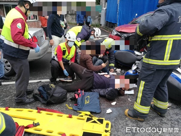 ▲▼宜蘭8日發生汽車與2輛機車擦撞意外，2男騎士慘摔受傷送醫。（圖／記者游芳男翻攝，下同）