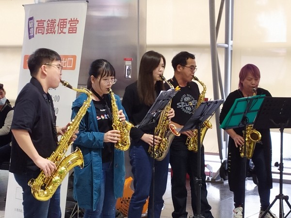 ▲享樂薩克斯風重奏團於高鐵桃園站演出。（圖／高鐵桃園站提供）