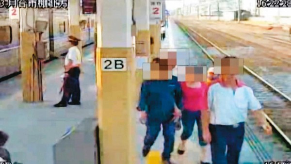 死者（左）與凶手（中）在路竹火車站碰面，畫面被監視器拍下。（翻攝畫面）