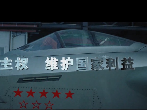 ▲▲殲-20戰機塗裝標誌畫面首次曝光。（圖／翻攝自人民日報微信公眾號）