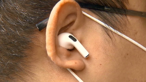 AirPods Pro「一首歌爆音5次」　13年果粉崩潰：音樂會分岔。（圖／東森新聞）