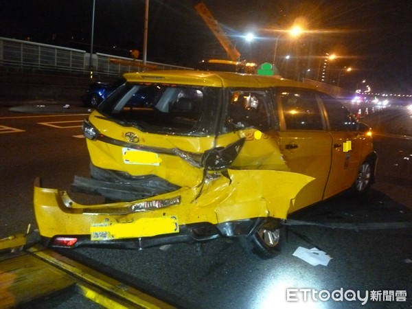 ▲▼國道1號南下高雄段凌晨車禍，肇事駕駛遭嗆後回嘴「你在大聲什麼？」（圖／記者吳奕靖翻攝）