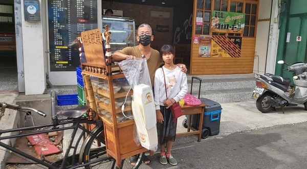 ▲誠信碗粿感動霸氣標哥，11/14親送50條菜頭粿給鄉親吃。（圖／翻攝顏清標臉書）