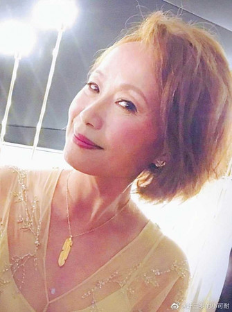 早年以女扮男裝反串飾演許仙的港星葉童，今年57歲的她，被拍到模樣明顯變老，引發粉絲議論。（圖／翻攝微博）