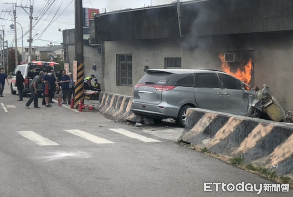 ▲蔡男疑似車速過快，超車不慎撞上民宅外牆，車頭扭曲變形，隨後起火燃燒。（圖／記者黃孟珍翻攝）