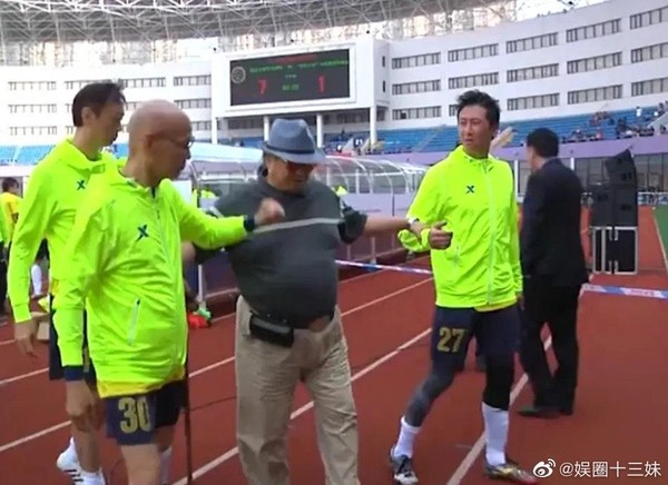 洪金寶日前出席兒子足球比賽，他在場邊拄拐杖移動的照片也隨之曝光。（翻攝微博）