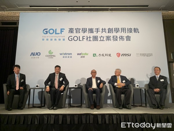 ▲GOLF學用接軌聯盟 社團理事長暨緯創副董事長黃柏漙 實習培訓服務處暨緯育執行長許延岳 教育發展委員會主委暨力成科技人力資源暨法務副總經理林宥翰 聯盟推廣委員會主委暨微星科技行銷副總經理程惠正 友達董事長彭双浪 仁寶總經理翁宗斌 。（圖／記者姚惠茹攝）