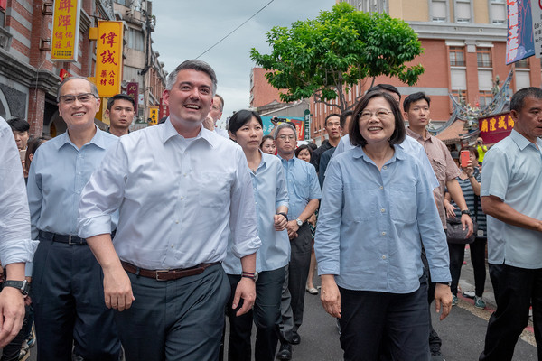 ▲▼蔡英文與美國聯邦參議院外交委員會亞太小組主席賈德納（Cory Gardner）越洋通話。（圖／翻攝蔡英文臉書）