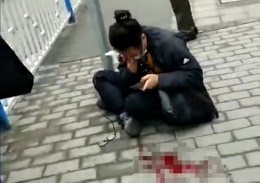 ▲▼男子走路只顧滑手機，撞上電線桿。（圖／翻攝自影片）