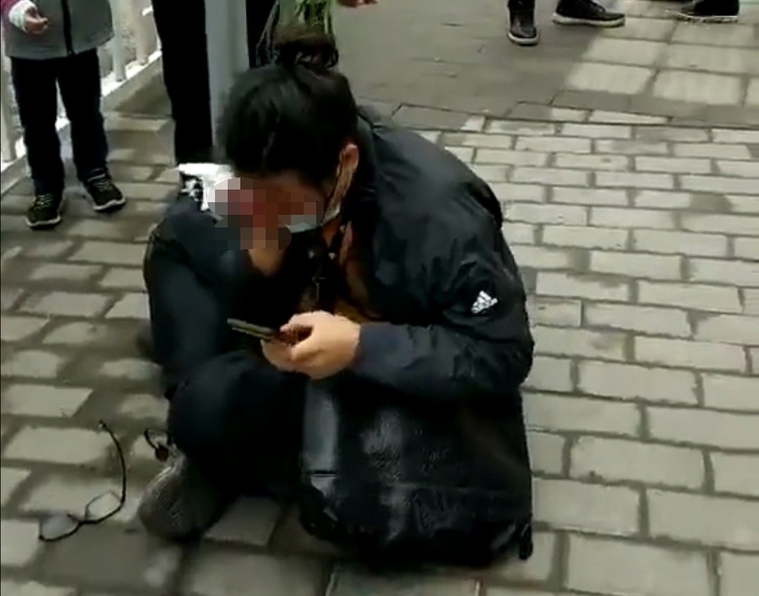 ▲▼男子走路只顧滑手機，撞上電線桿。（圖／翻攝自影片）