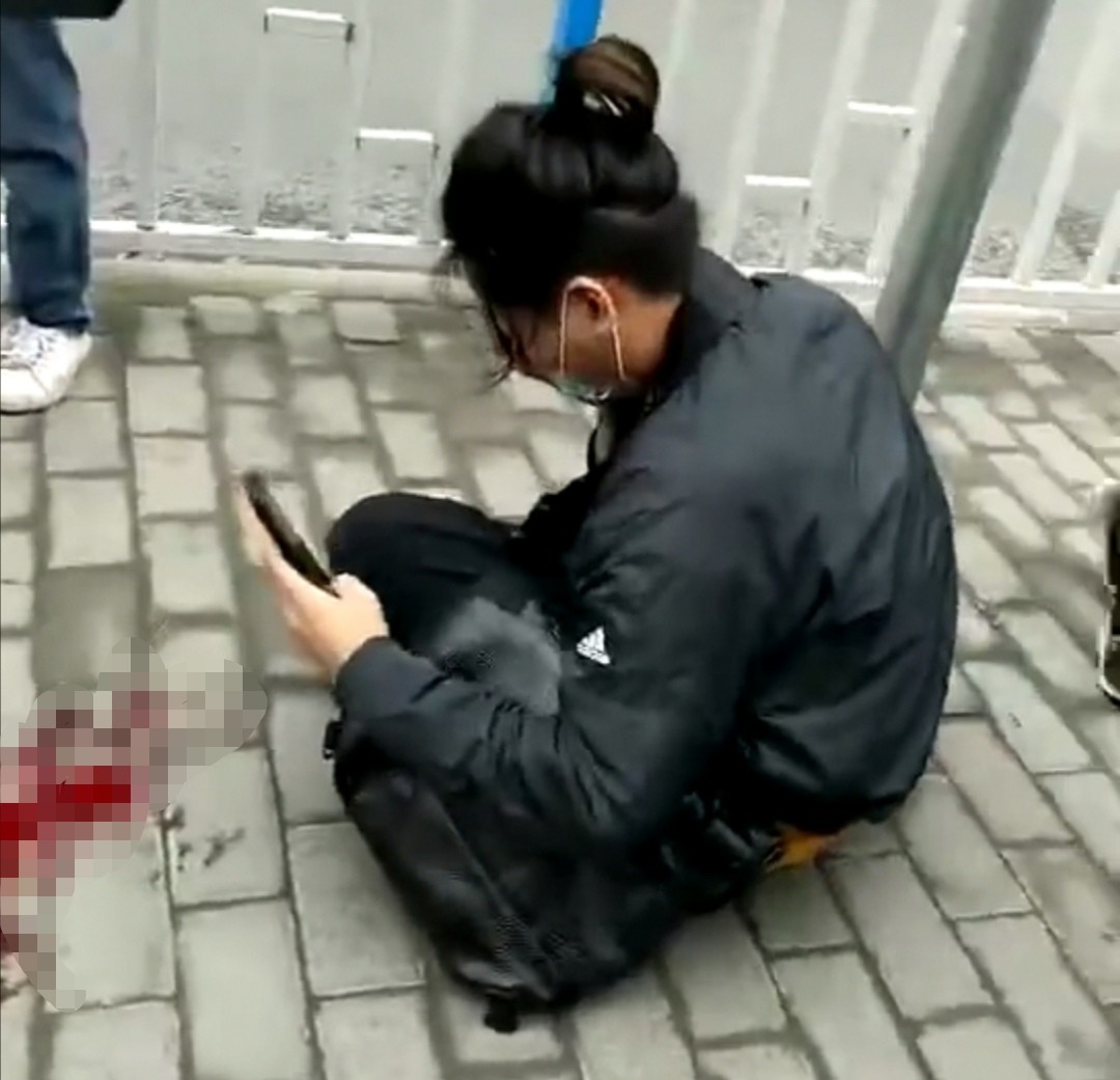 ▲▼男子走路只顧滑手機，撞上電線桿。（圖／翻攝自影片）