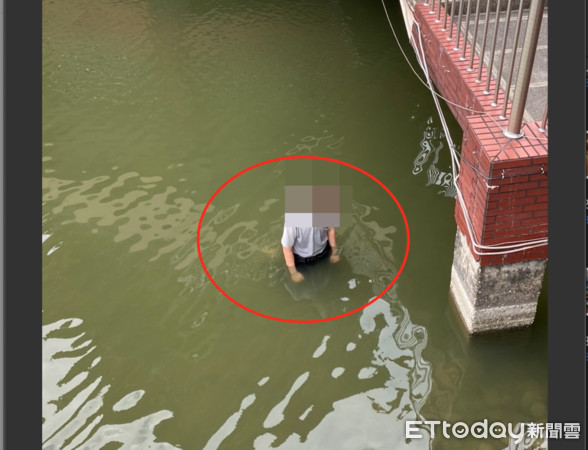 ▲一名婦人宣稱自己在修行，所以泡在蓮池潭中             。（圖／記者吳奕靖翻攝）