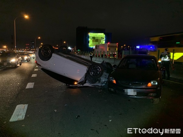 ▲▼新莊三蘆64快速道路翻車。（圖／記者陳以昇翻攝）