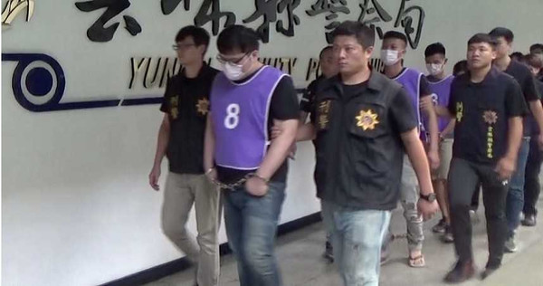 今年六月，自稱「雲林鄭太吉」的毒販鄭吉修與其創立的「鄭氏企業」數十名幫眾遭警逮捕，訊後也被收押。（圖／翻攝畫面）