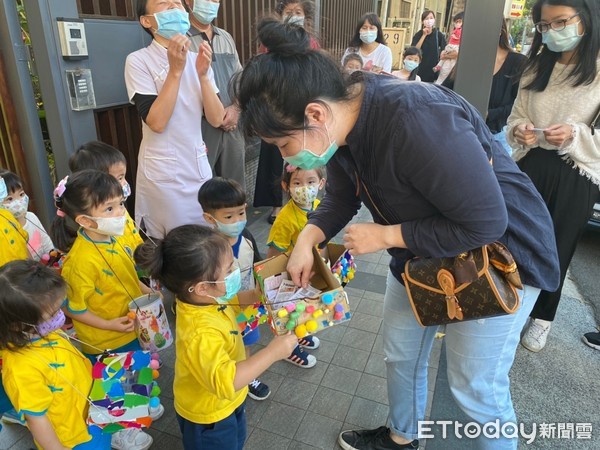 ▲▼林口愛德幼兒園的幼幼班孩童替陽光基金會勸募發票。（圖／記者陳豐德翻攝）