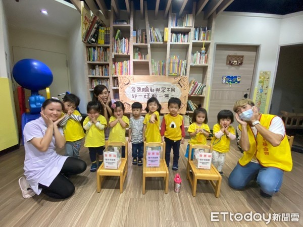 ▲▼林口愛德幼兒園的幼幼班孩童替陽光基金會勸募發票。（圖／記者陳豐德翻攝）