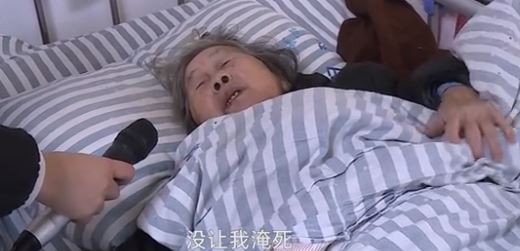 ▲▼  87歲老人回應落水抱臂漂浮自救。（圖／翻攝自秒拍）