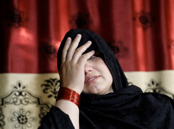▲▼ 阿富汗33歲女子庫泰菈（Khatera）外出工作，卻因父親反對，慘被武裝份子戳瞎雙眼。（圖／路透）