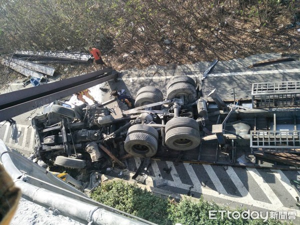 ▲快訊／彰化聯結車對撞！1車「摔落橋下」車體全撞爛　駕駛下落不明。（圖／消防局提供）