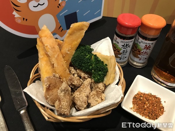 ▲▼台灣虎航董事長陳漢銘宣布推出虎大位、鹽酥雞機上餐。（圖／記者賴文萱攝）