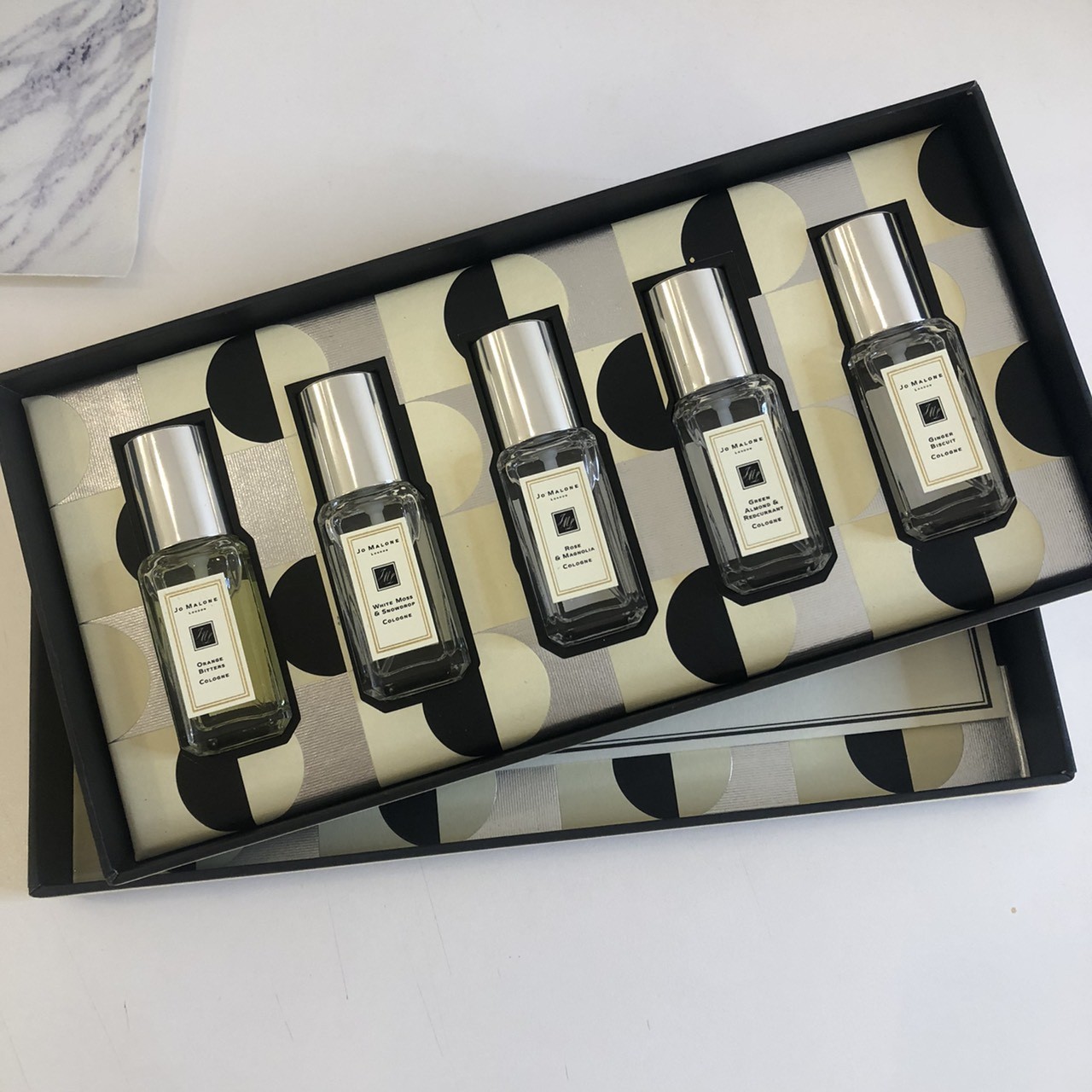 ▲CELINE迷你香水「9瓶一次打包」 LV出23万元缩小版旅行箱只为装香水。 （图／品牌提供、翻摄品牌官网）