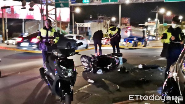 ▲▼士林發生嚴重汽機車禍，騎士當場無呼吸心跳。（圖／記者黃彥傑攝）