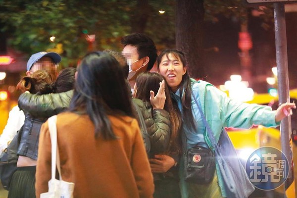 11/5 01:23　王若琳穿著淺藍色外套站在人群中格外顯眼，她與友人唱完歌站在門口外聊天。