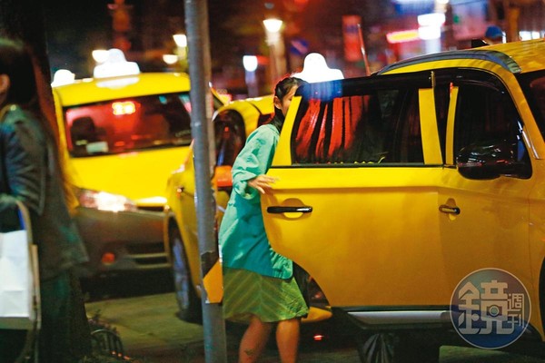 01:27　與友人告別後，王若琳獨自一人上計程車。