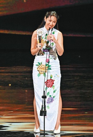 王若琳今年以《愛的呼喚》獲得第31屆金曲獎最佳國語專輯，當晚她穿著梅花、梅蘭手工訂製旗袍上台領獎。