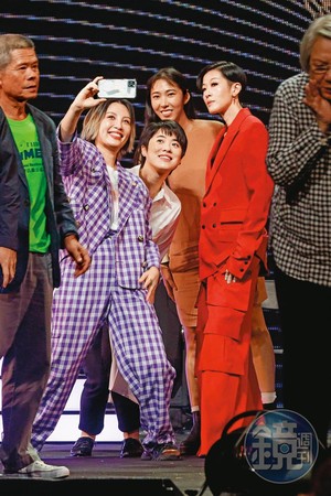中華音樂人交流協會7月公布2019年度十大專輯暨單曲名單，該名單被視為金曲獎風向球，當時王若琳就以《愛的呼喚》拿下年度十大專輯。