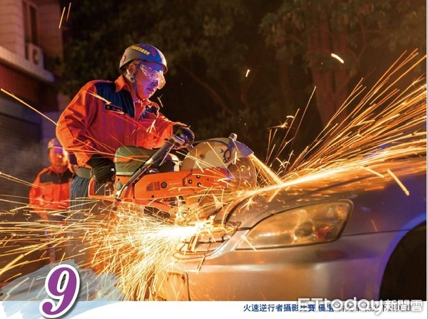 ▲台南市消防局「火速逆行者」攝影比賽頒獎，同時進行2021年消防月曆之發表，由市長黃偉哲主持。（圖／記者林悅翻攝，下同）