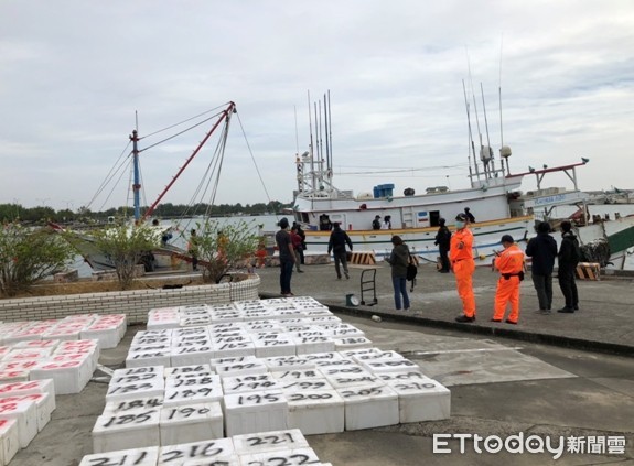 ▲海巡署偵防分署台南查緝隊等單位，在台南地檢署檢察官指揮下，查獲「昇」字號漁船，涉嫌走私價值800萬元大閘蟹及盧姓等5名船員。（圖／記者林悅翻攝，下同）