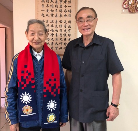 ▲馮世寬（右）拜訪95歲老伯伯余熙德，感謝資助榮民遺孤。（圖／榮服處提供）