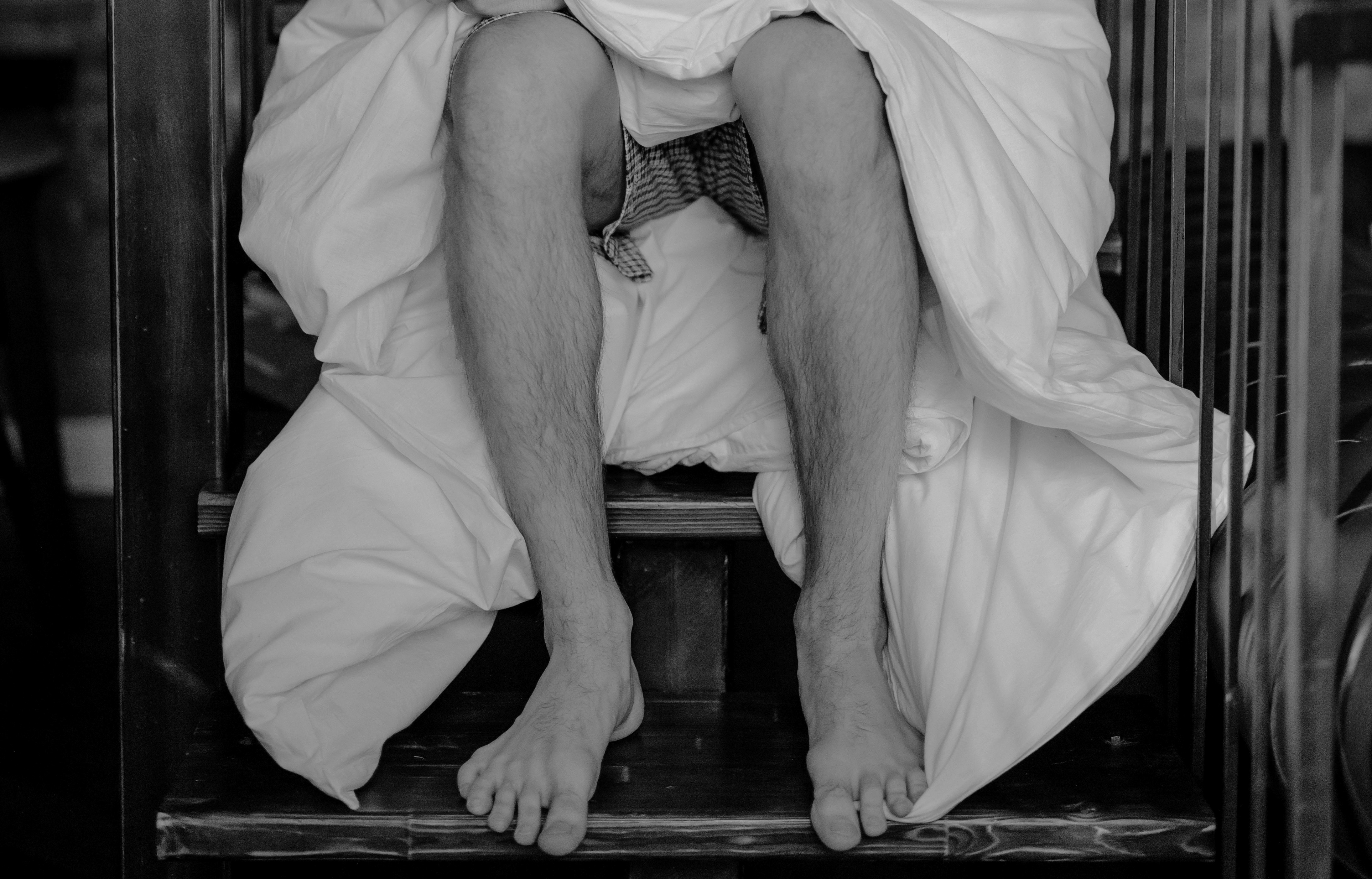 ▲男子,腿,性愛,床,床單,睡覺。（圖／取自免費圖庫pexels）