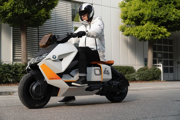 ▲BMW Motorrad二輪部門發表Definition CE 04電動速克達。（圖／翻攝自BMW）