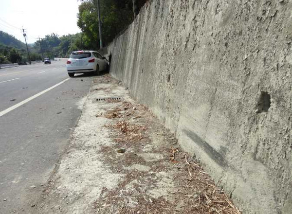 獨家／台南工人駕車自撞山壁不治　滿嘴檳榔疑「倒吊子」作怪