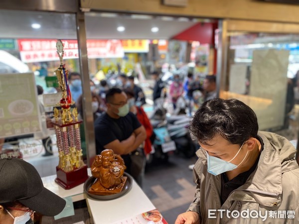 ▲皇家傳承牛肉麵連5天招待前30名客人，首日7分鐘秒殺。（圖／記者羅婉庭攝）