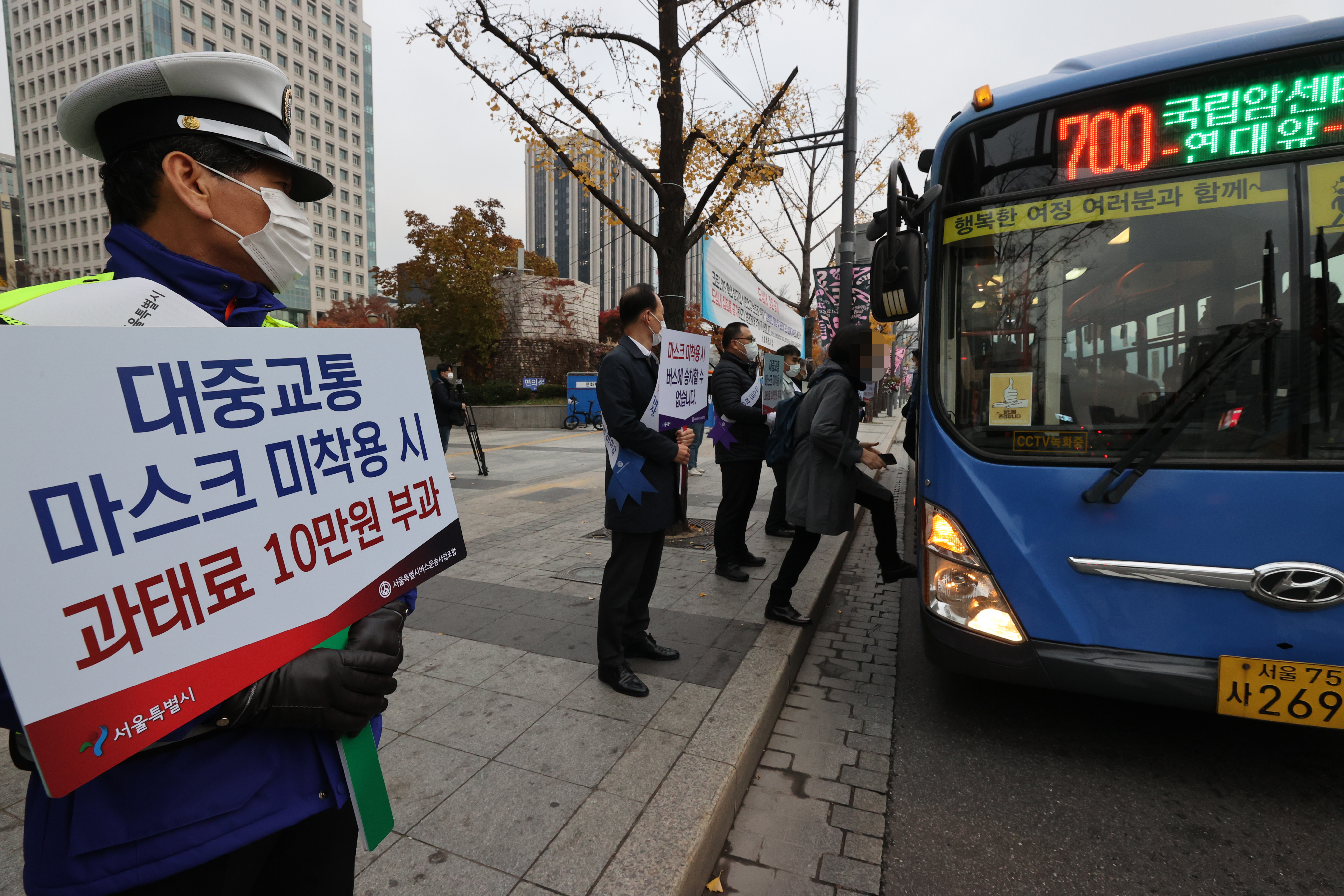 ▲▼南韓加強宣導大眾運輸工具戴口罩，違者最高可罰10萬韓元。（圖／達志影像）